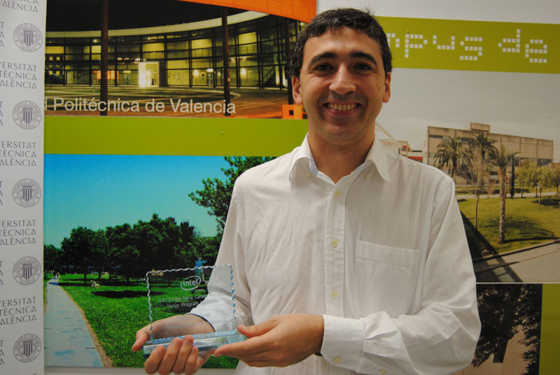 El investigador Salvador Petit, galardonado por la multinacional informática Intel