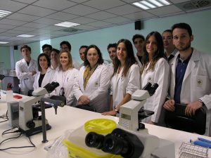 Estudiantes de los Grados en Medicina y Enfermería de la CEU-UCH de Castellón que participan en el proyecto, junto a las profesoras Belén Merck y Carmen Torres, coordinadoras del estudio.