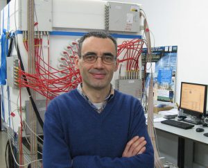 El investigador César Domingo, en el laboratorio del grupo de Espectroscopia Gamma y de Neutrones del Instituto de Física Corpuscular. Imagen: IFIC.