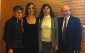 Silvia Pérez Vilar (segunda por la izquierda), junto a los miembros del tribunal, tras la defensa de su tesis.