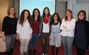 Fotografía de Helena Knörr con mujeres ingenieras y estudiantes de ingeniería en el Campus de Gandia Cartel del documental ‘El trabajo invisible'.