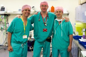 Los investigadores José Ignacio Redondo, Diego Castiñeiras y Jaime Viscasillas, en el Queen Mother Hospital for Animals del Royal Veterinary College de la Universidad de Londres.