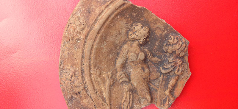 Una lucerna con una escena eròtica entre una mujer y un herma, hallada en La Alcudia