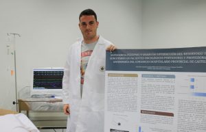 El estudiante de Enfermería del CEU-UCH de Castellón, Lluis Dols, autor de la investigación dirigida por la coordinadora del Grado, Isabel Almodóvar.