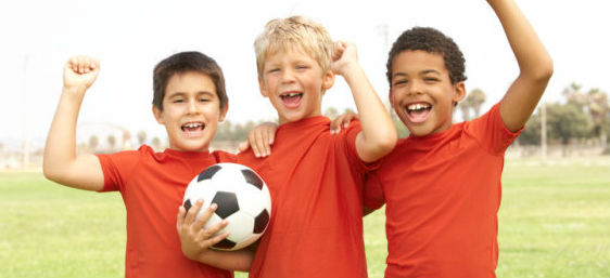 Los niños que practican fútbol de forma habitual mantienen mejor la atención