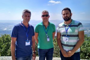 Los investigadores Félix Barreras (LIFTEC Zaragoza), Jordi Renau (CEU-UCH) y Antonio Real (CEU-UCH), la pasada semana en Oporto, sede de Hyceltec 2017 donde han presentado el nuevo sistema de cogeneración.