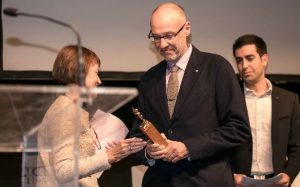 Xavier Duran, ganador del XXIII Premi Europeu de Divulgació Científic Estudi General, recibe la estatua de Manuel Boix como ganador de manos de vicerrectora Mavi Mestre