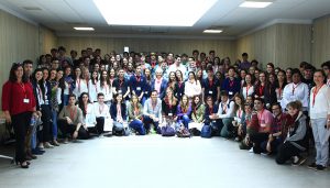 Los 90 alumnos de cinco colegios valencianos participantes en el proyecto SWI con la CEU UCH