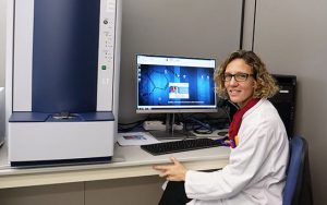 Amparo Ruvira, investigadora, ante el equipo Microflex