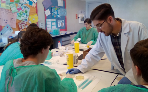 Estudiantes de los Colegios Edelweiss (1), Caxton College (2) y American School Valencia (3), junto a universitarios del equipo SWI@CEU, durante los experimentos de búsqueda de nuevos antibióticos en el medio natural.