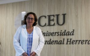 Belén Merck, investigadora principal del proyecto, profesora del Grado en Medicine de la CEU UCH y especialista en cirugía de cáncer de mama.