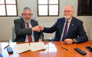 La firma del convenio para la Cátedra DeCo por parte del presidente del Colegio de Farmacéuticos de Valencia, Jaime Giner, y del rector de la CEU UCH, Vicente Navarro de Luján, se celebró en el mes de febrero. 