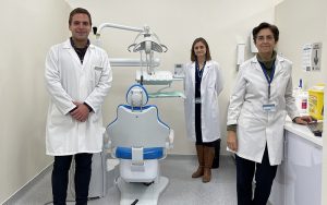 Los investigadores de la CEU UCH Javier Fernández Aguilar, Mar Jovani e Isabel Guillén, autores del estudio sobre ansiedad y consumo de analgésicos en extracciones dentales. 