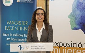 La Universidad de Alicante inaugura la exposición “Artífices del cambio: las mujeres en la innovación y la creatividad” en la Facultad de Derecho de la mano del Magister Lucentinus y de los autores de la misma, la Oficina Española de Patentes.