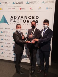 Eduardo García Magraner (Ford Valencia), Nicolás Montes (CEU UCH) y el doctorando Iván Peinado, en la entrega de los premios Factories of the Future Awards 2021, en Barcelona. 