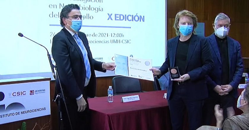 Pierre Vanderhaeghen recibe el X Premio Remedios Caro Almela del Instituto de Neurociencias UMH-CSIC