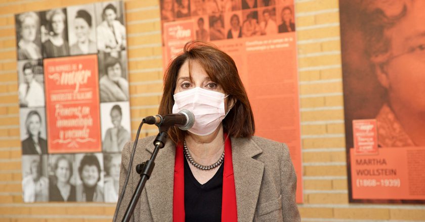 Amparo Navarro inaugura la exposición «Con nombres de mujer: científicas en el campo de la inmunología y las vacunas»