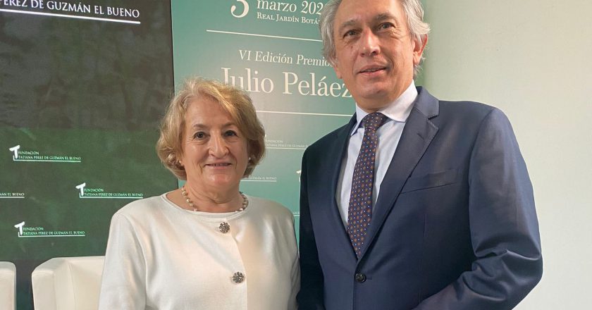 Carmen Nájera recibe el Premio Julio Peláez a Mujeres Pioneras de la Física, la Química y las Matemáticas