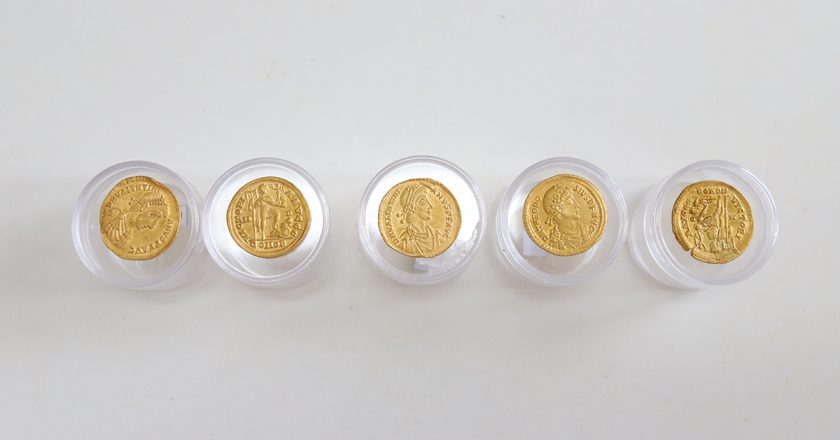 Las 53 monedas de oro recuperadas por un equipo del INAPH de la UA han sido restauradas por el IVCR+i de València