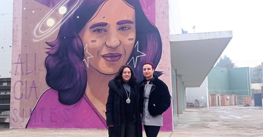 La física Alicia Sintes, protagonista de un nuevo mural del proyecto «Dones de ciència»