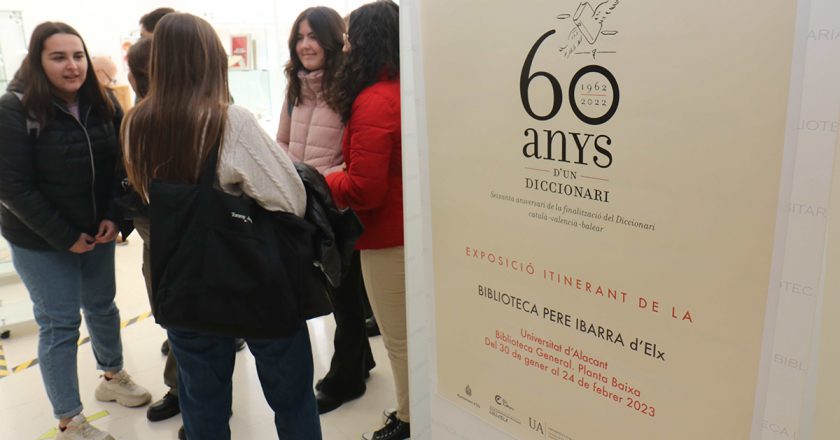 La UA acoge la exposición «60 años del Diccionari català-valencià-balear»