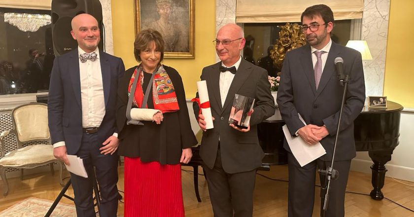 Francisco Mojica recibe el Premio ACES-Margarita Salas en el área de Química y Ciencias Medioambientales
