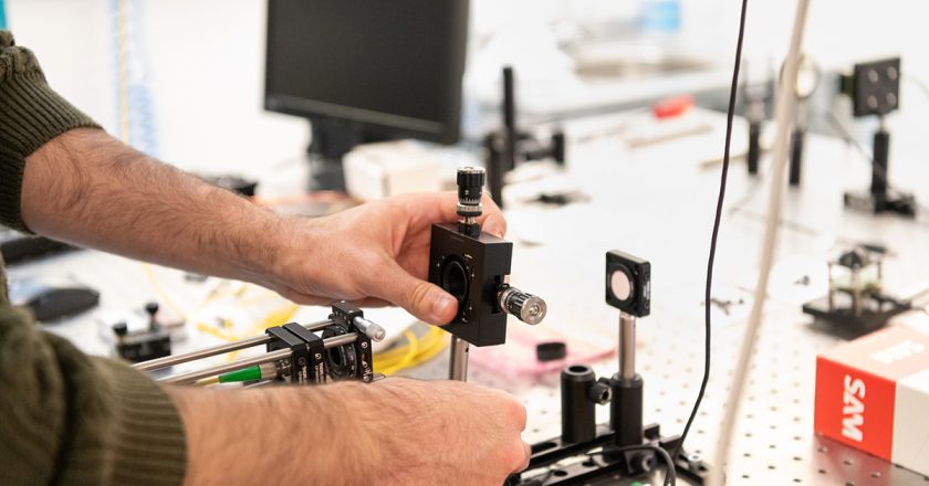 Diseñan una innovadora metasuperficie que favorece la miniaturización de los circuitos de los dispositivos fotónicos