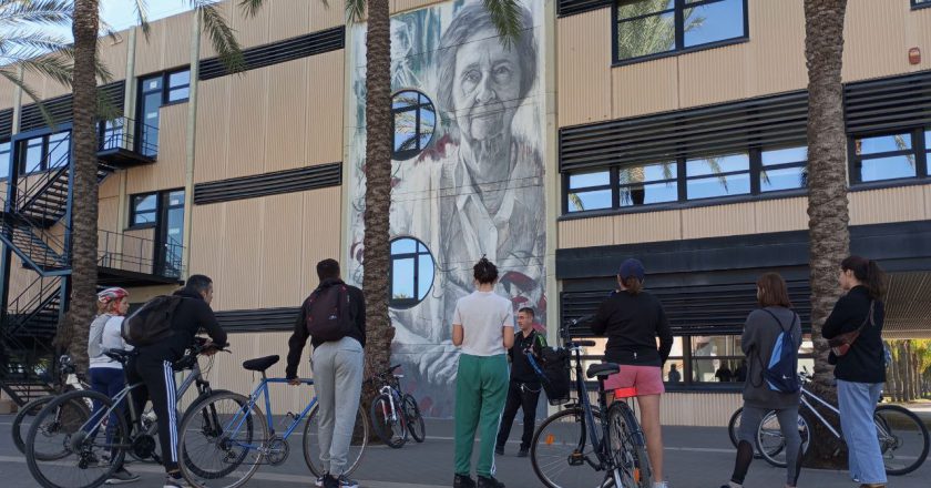 La UPV y Las Naves publican una autoguía de rutas en bici por los murales de «Dones de Ciència»